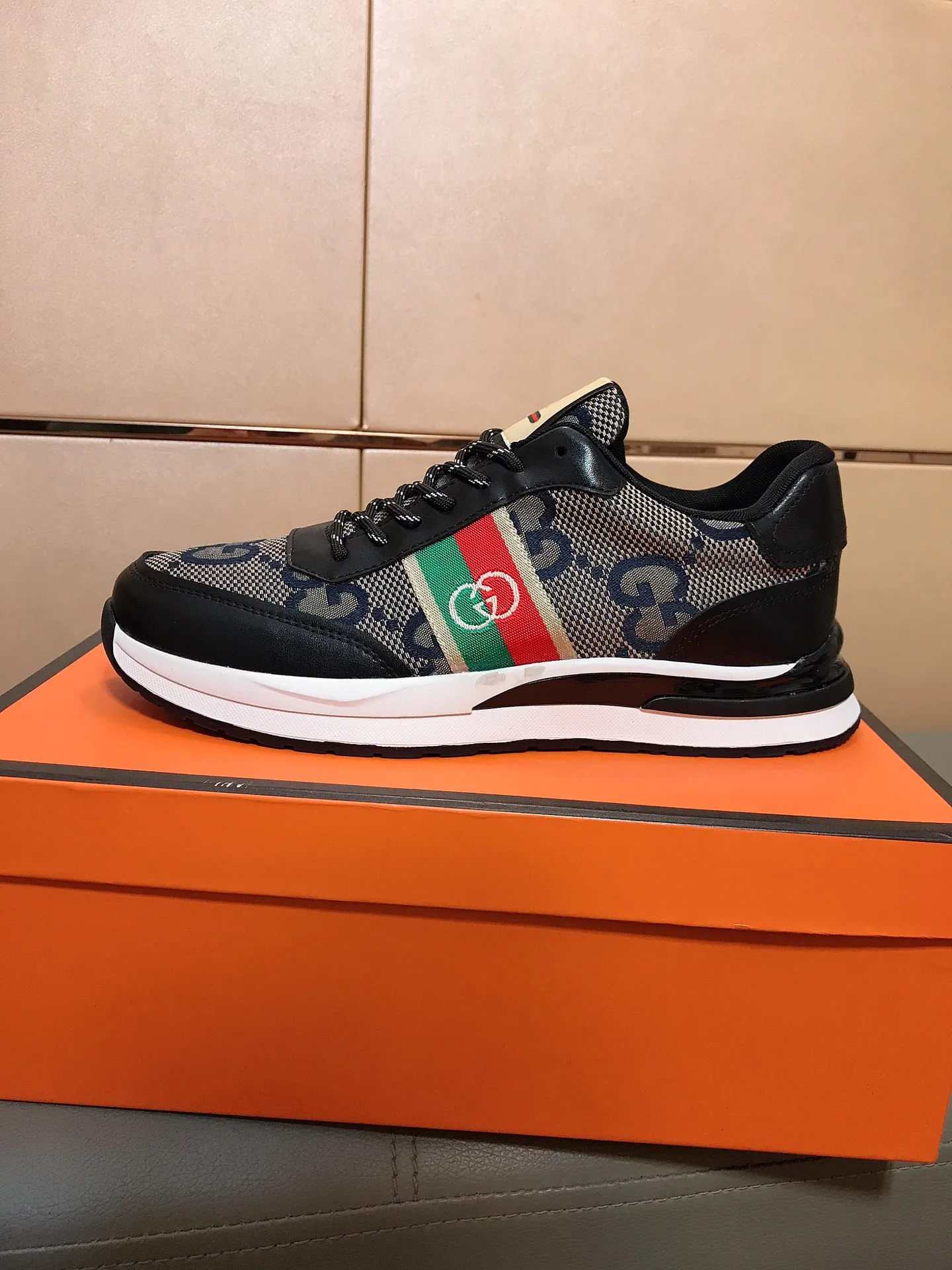 Factory price 400 👟👟💥[GUCCI] Gucci men’s casual shoes are absolutely popular 🔥The ultimate matching item for trendy men! Irresistible charm of super texture, the main recommendation, the upper is made of high-quality cowhide + brand printed fabric, sheepskin lining + feet, wear-resistant rubber sole, noble and elegant! Extremely comfortable🎁🎁You can be as handsome as you want💪 Size: 38-44!